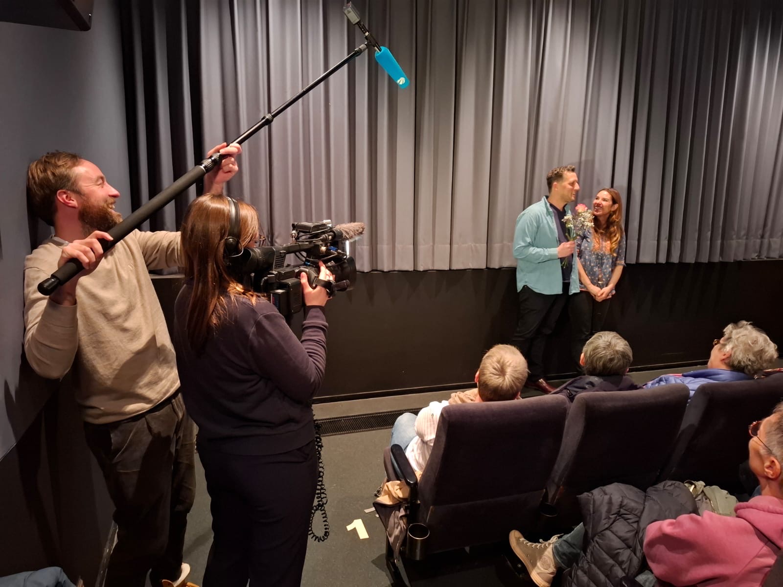 TV-Team filmt bei Kinopremiere