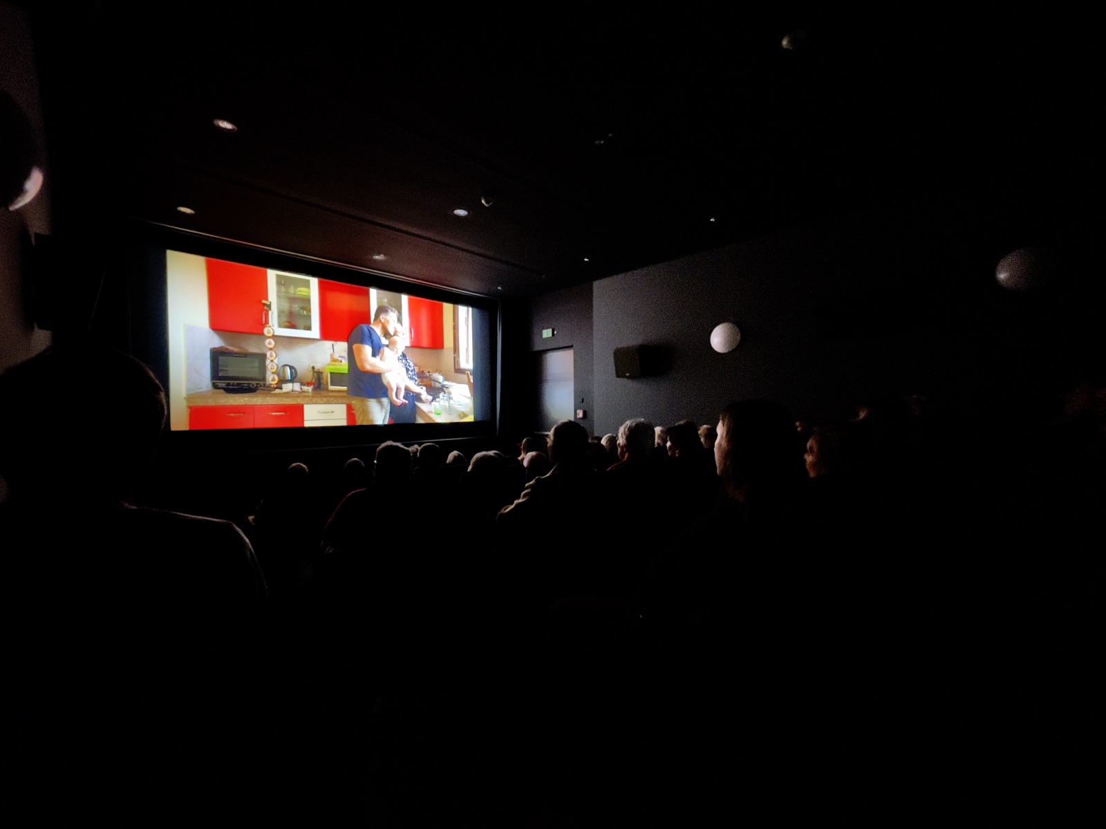 Film läuft auf der Kinoleinwand